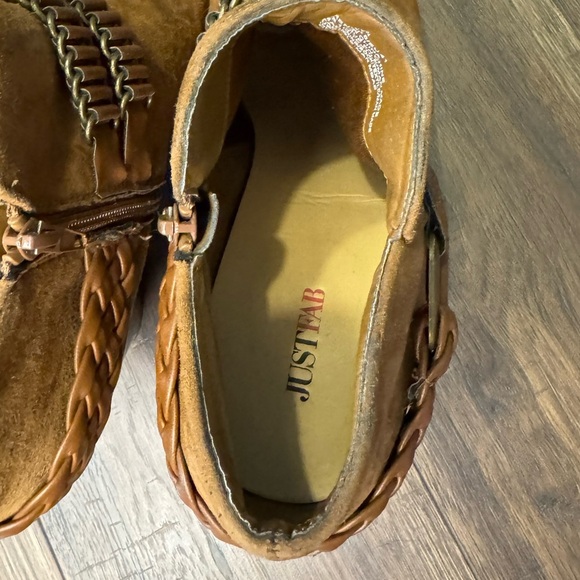 JustFab Brenwyn ankle boot with chain and heel size 10- cognac - Picture 4 of 5